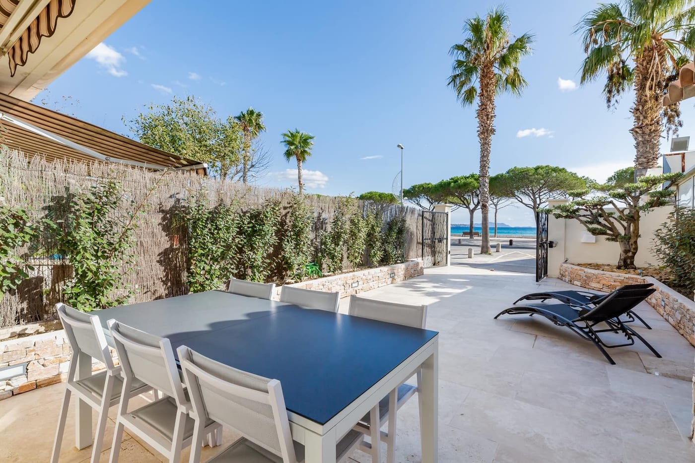 Terrasse avec table et transats, vue mer