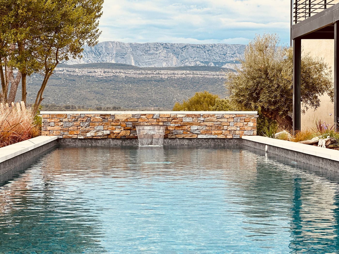 Piscine chauffée et vue sur la Sainte-Victoire