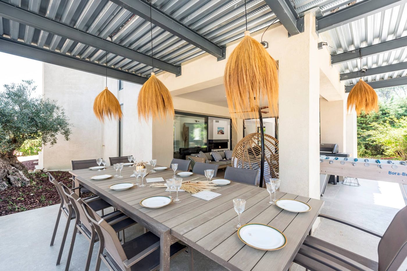 Table extérieure à l'ombre de la pergola