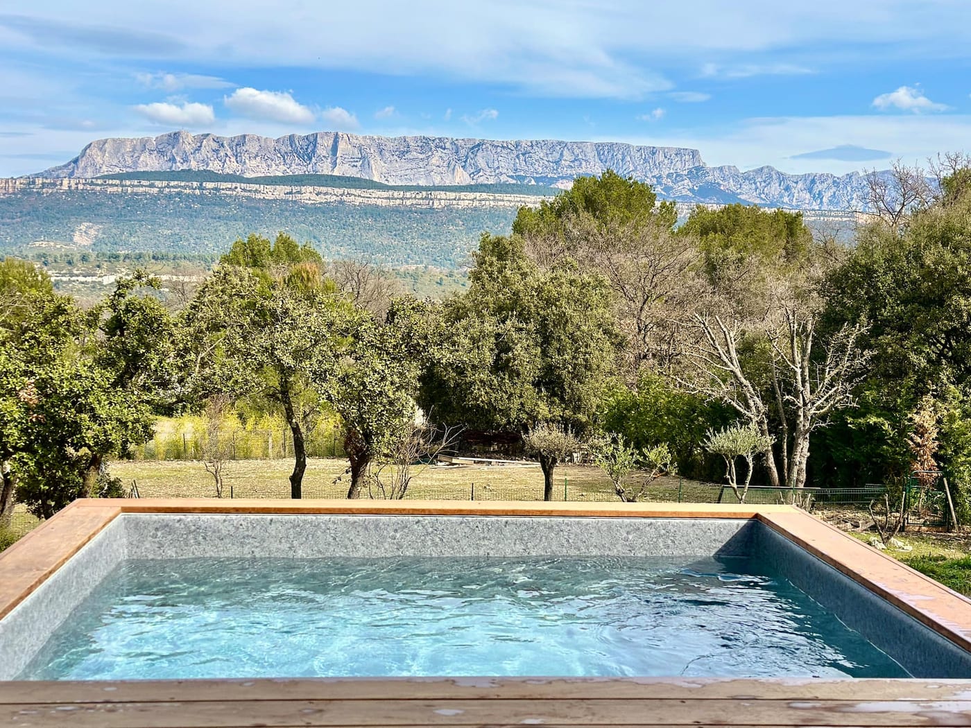 Petite piscine chauffée (2 × 2 m) et vue sur la Sainte-Victoire