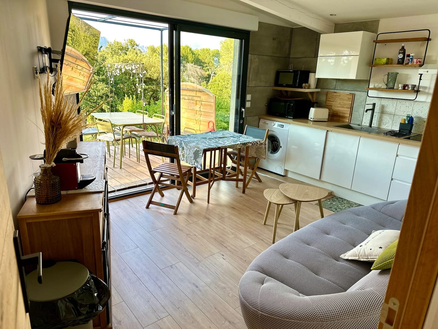 Salon et coin repas ouverts sur la terrasse
