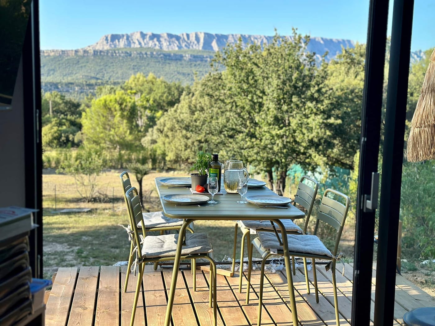Repas sur la terrasse face à la Sainte-Victoire