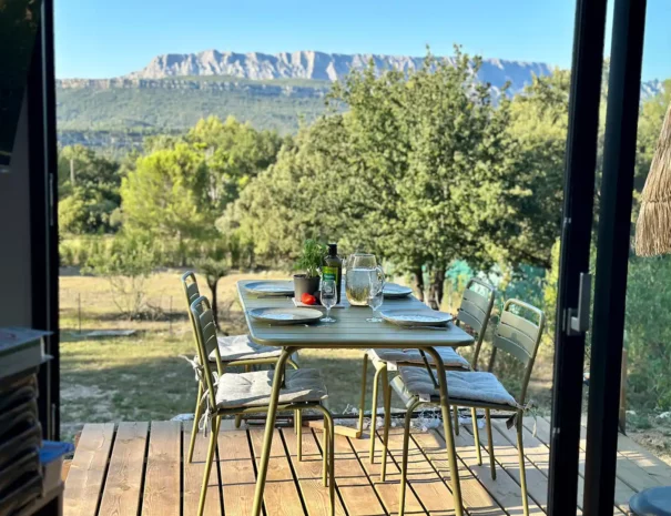 coin repas extérieur cabanon